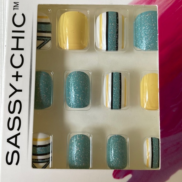 NWT Sassy + Chic blue yellow and fun design Artificial Press On Nails 12 pc set - Picture 2 of 8